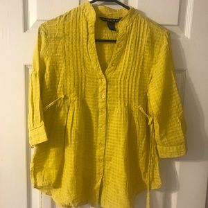 Beautiful women’s shirt in great condition 🌼